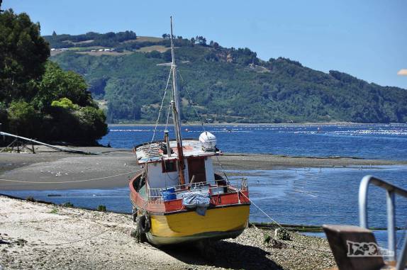 A maré seca deixa os barcos na areia em Dalcahue, na costa leste da ilha de Chiloé, no sul do Chile
